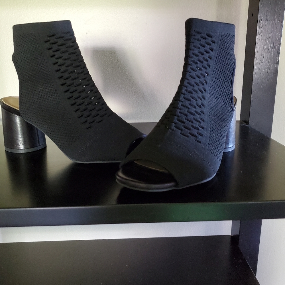 Nick and Zoe Pirya Knit Open Tow Bootie in Black size 8.5